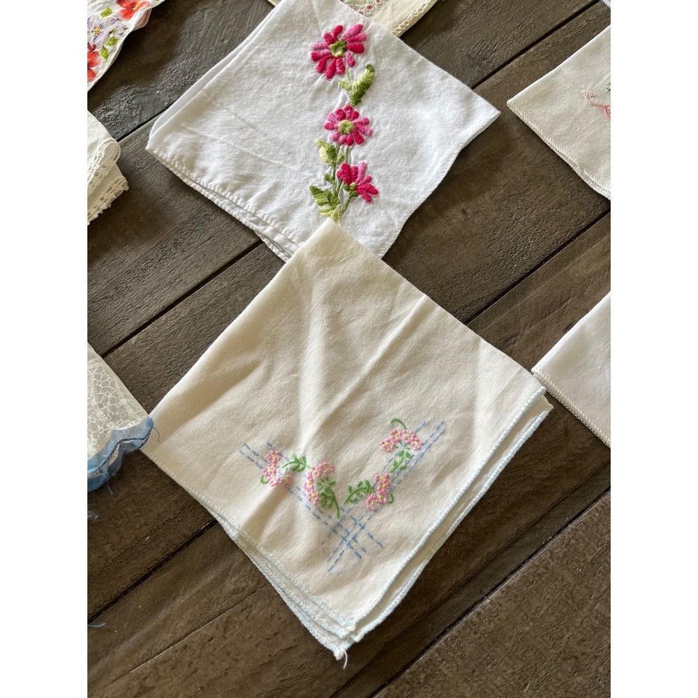 Vintage Handkerchief Lot 10pc Floral Embroidered Lace Trim Scalloped Linens - Picture 7 of 8